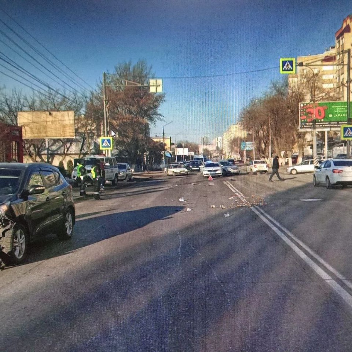 В Энгельсе на пешеходном переходе сбили женщину - пострадавшая скончалась -  KP.RU