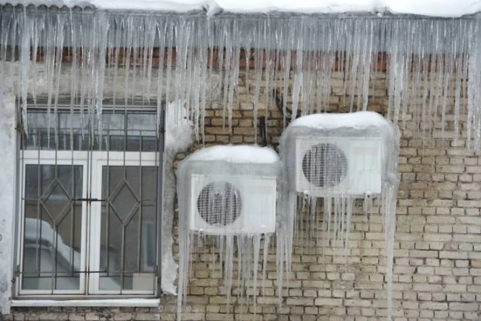 Не приближайтесь к крышам зданий с которых возможен сход снега, не позволяйте детям находится в таких местах.