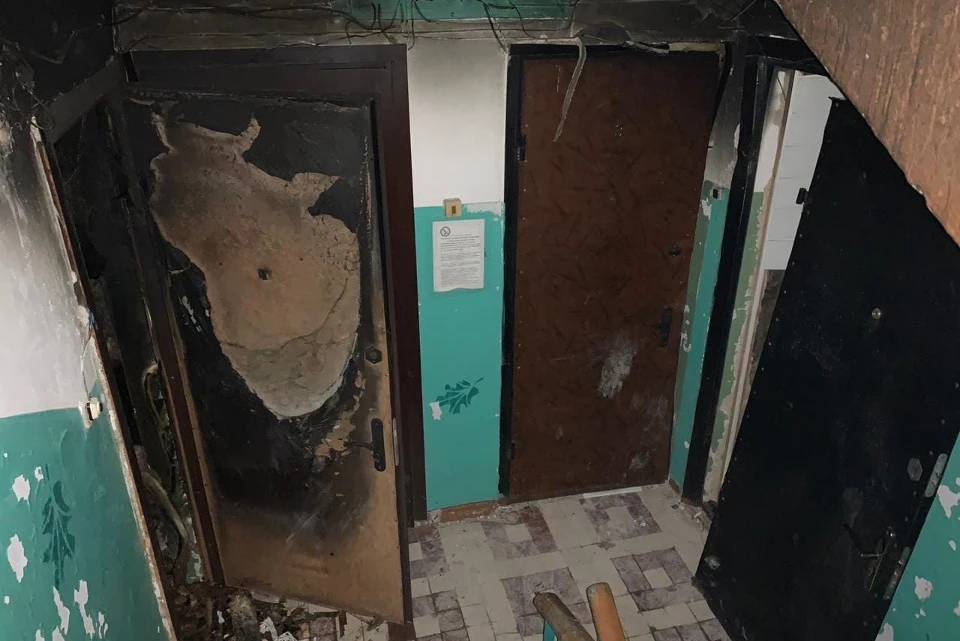 В подъезде дома на втором этаже - картина после пожара и взрыва газа. Фото: прокуратура Тверской области