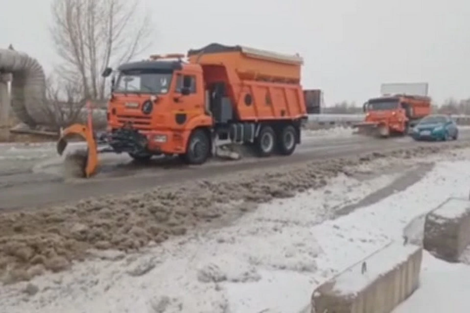 В Красноярске Северное шоссе затопило водой. Фото: администрация города