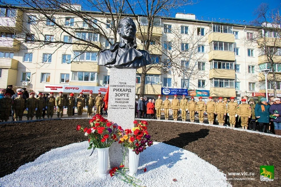 Ранее памятник советского разведчика Рихарда Зорге облили красной краской.