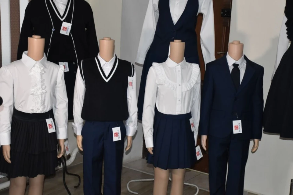 К элементам школьной формы как для девочек, так и для мальчиков добавлены трикотажная кофта/кардиган на пуговицах или замке, рубашка поло или тенниска.