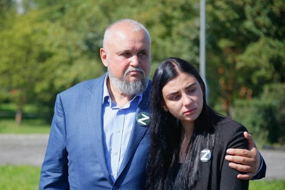 В августе губернатор Кузбасса Сергей Цивилев и дочь Героя России Ольги Качуры Елена Карабет заложили первый камень на месте будущей площади. Фото: пресс-служба правительства Кузбасса.