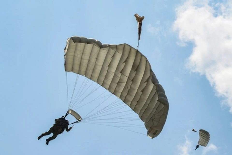 За год новобранцы должны совершить 15 дневных и ночных прыжков. Фото: сайт Министерства обороны России