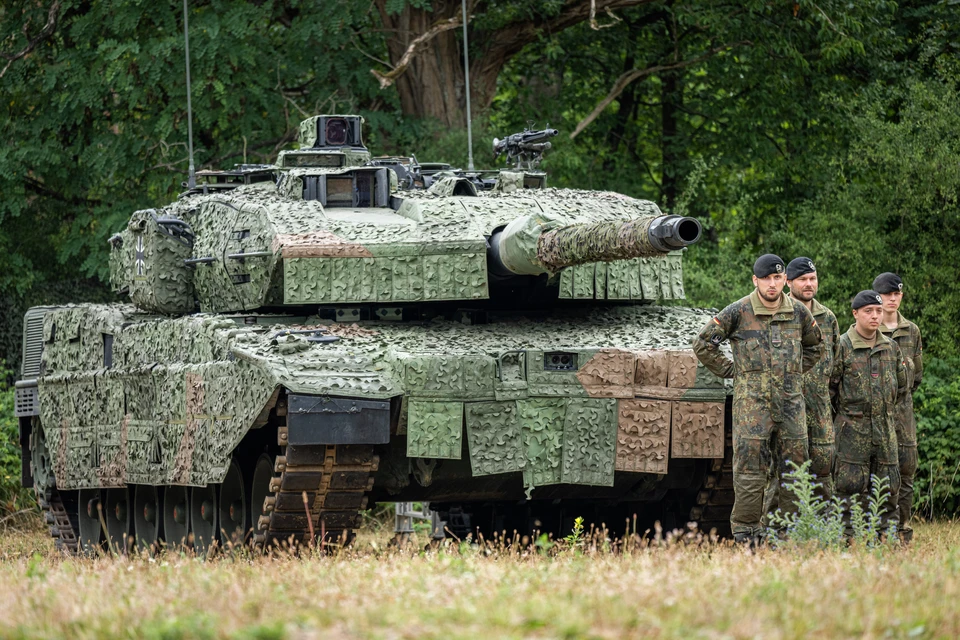 Экипаж немецкого танка "Леопард" у своей машины.