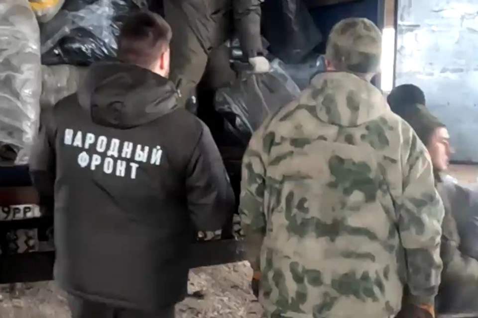 Народный Фронт доставил бойцам в ДНР на передовую зимнюю одежду. Фото: скриншот с видео УНМ ДНР