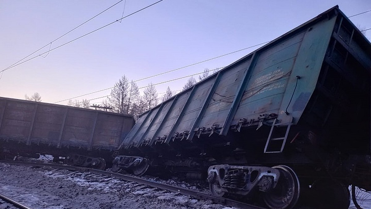 Видео схода грузового поезда в Амурской области 18 января - KP.RU