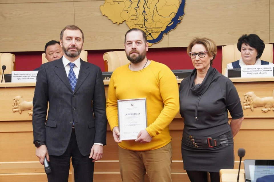 Депутаты ЗС вручили сертификат на покупку швейного оборудования иркутским волонтерам