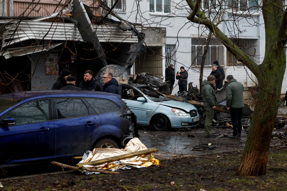 Пять человек погибли при падении вертолета в Броварах Киевской области