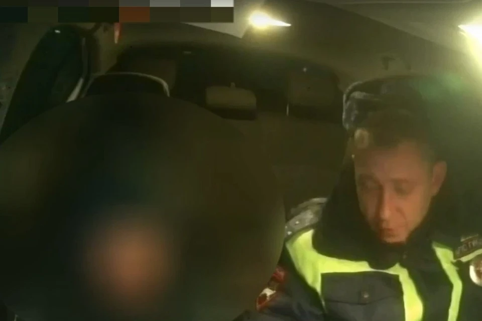 Мужчина сделал селфи в патрульном автомобиле и здесь же собирался выпить Фото: кадр из видео