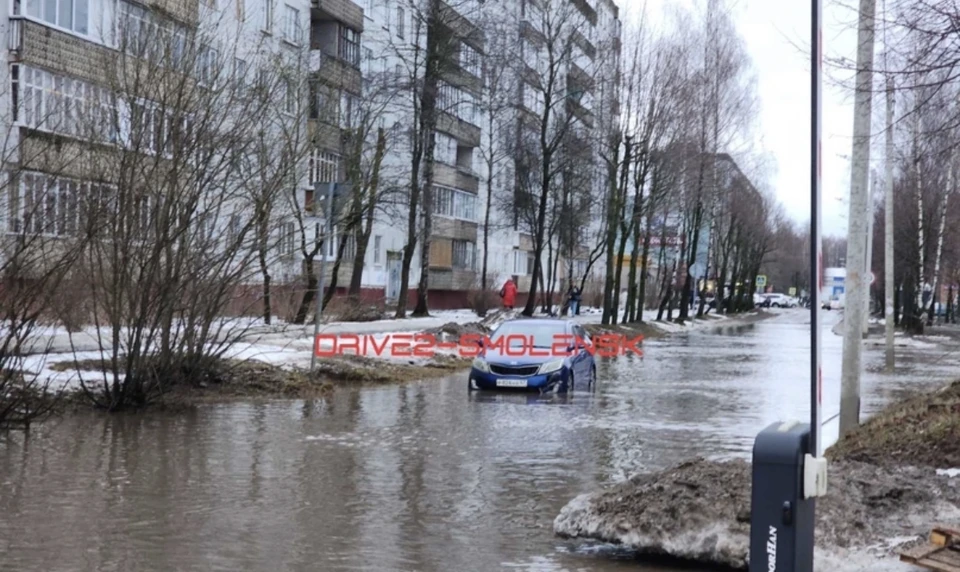 В Смоленске проспект Строителей ушёл под воду. Фото: «Drive2 Смоленск» в соцсетях.