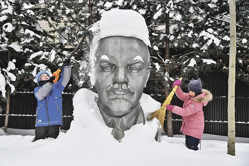 Сегодня у Ленина есть еще один «музей» - снятые с постаментов монументы Ильича и его соратников в московском Музеоне.
