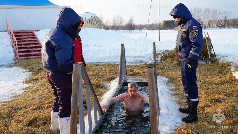В Тюменской области в Крещение в ледяной воде искупались более 35 тысяч человек