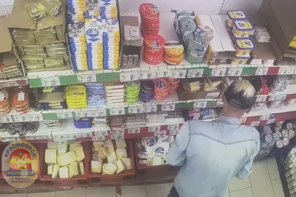 Житель Красноярска в штанах выносил из магазинов продукты и товары. Стоп-кадр видео