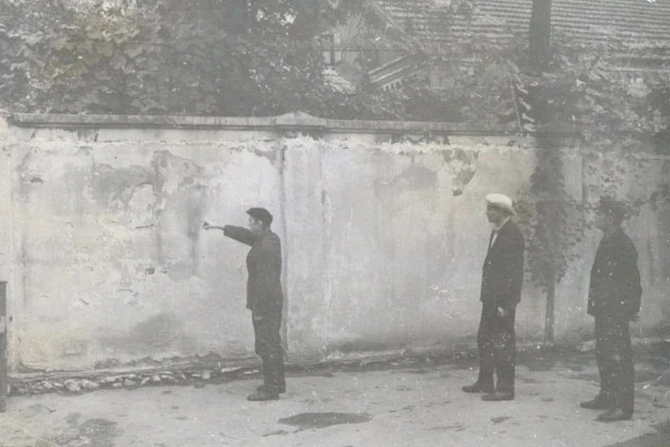 Изменник Родины, сотрудничавший с фашистами, показывает двор около полицейского управления, где проходили расстрелы. Следственные действия. Фото: УФСБ по Ставропольскому краю