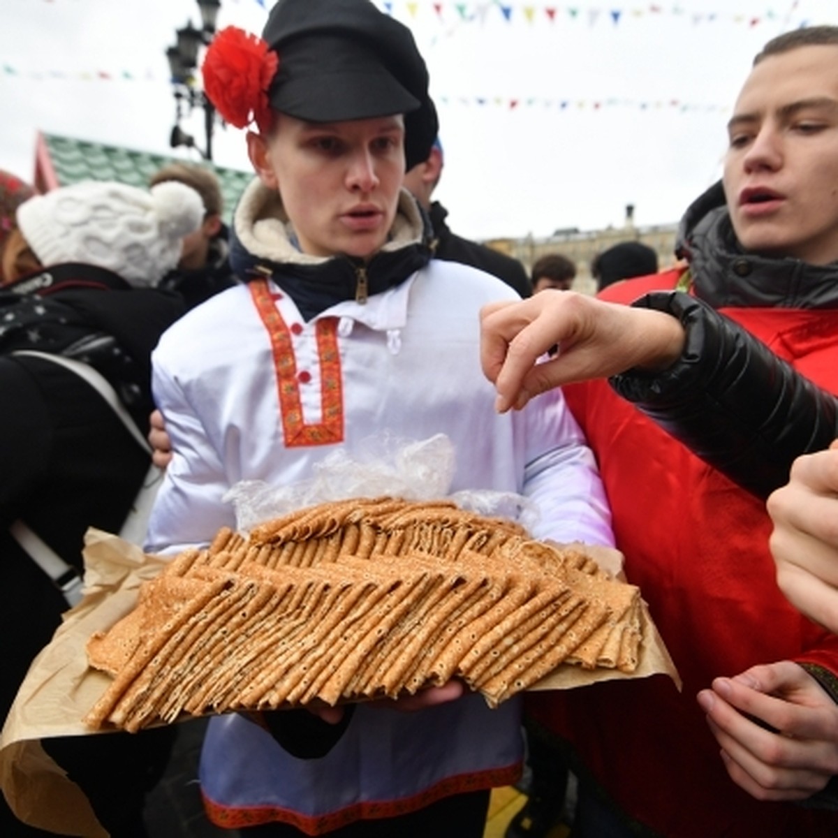 Ученицы на чистку обуви, разносчики сладостей и счетчик-ревизор: самые  необычные вакансии января в Ростове - KP.RU