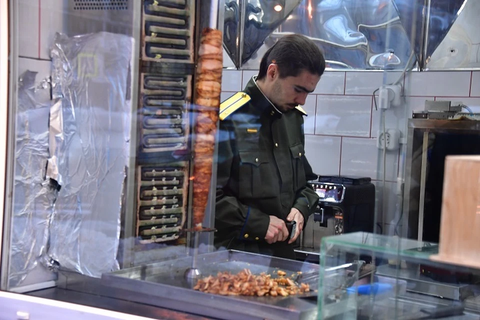 Приобретать шаурму в киосках стало очень опасно