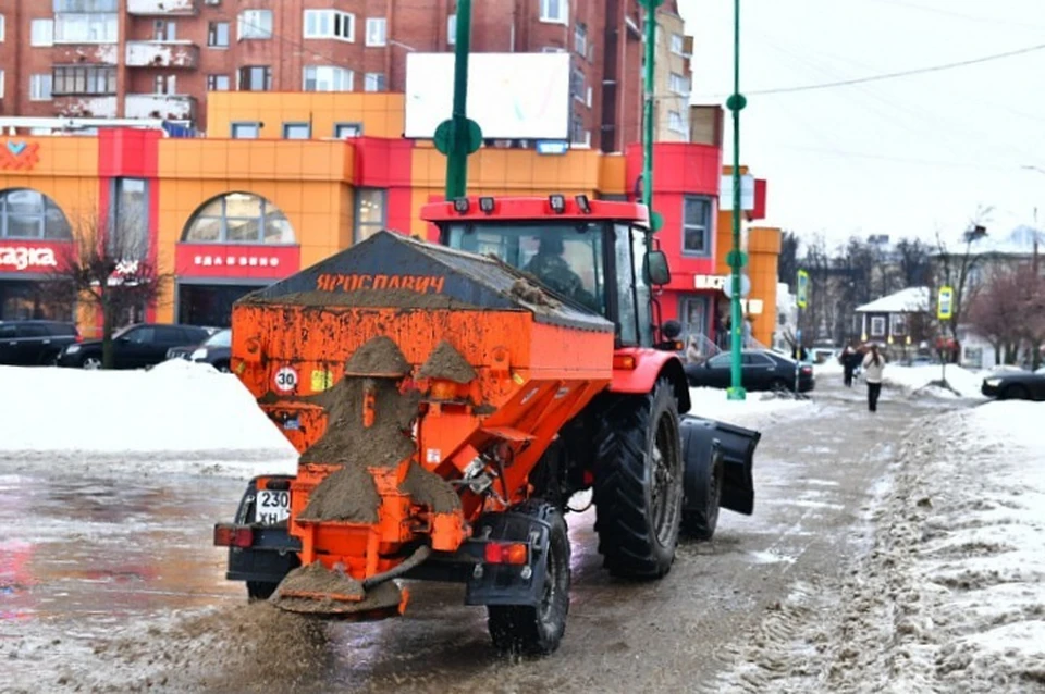 В Ярославле дорожные службы борются с гололедом