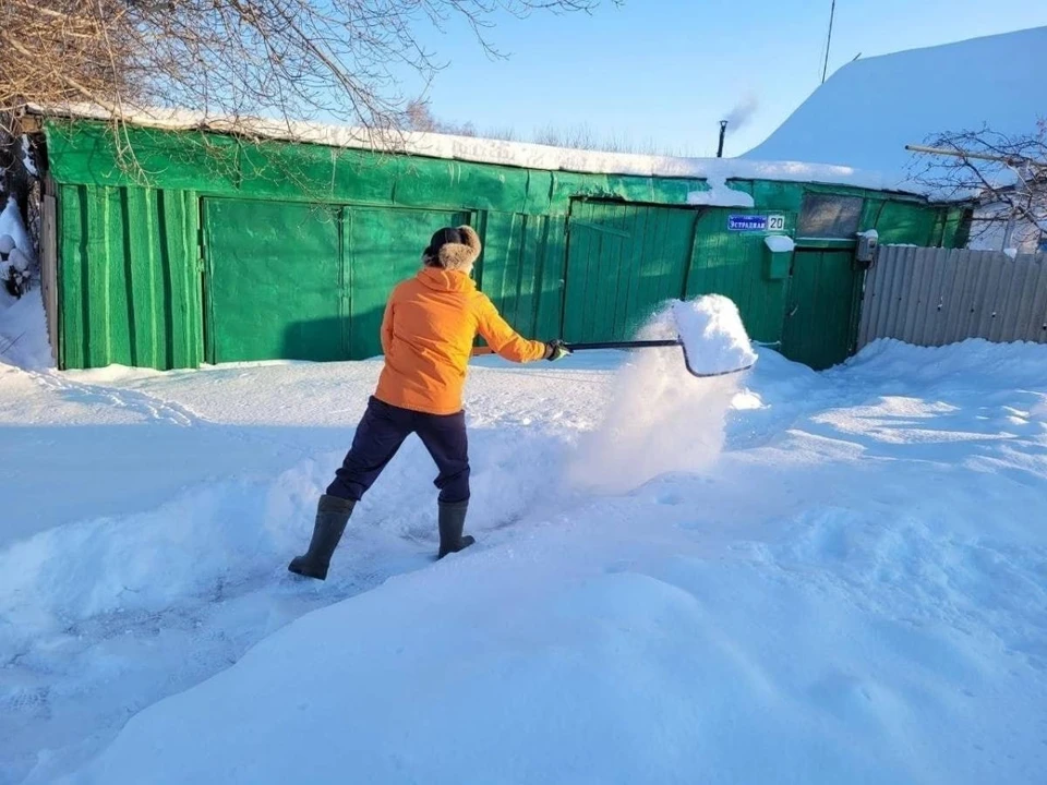 Пенсионерам помогают очистить двор от снега