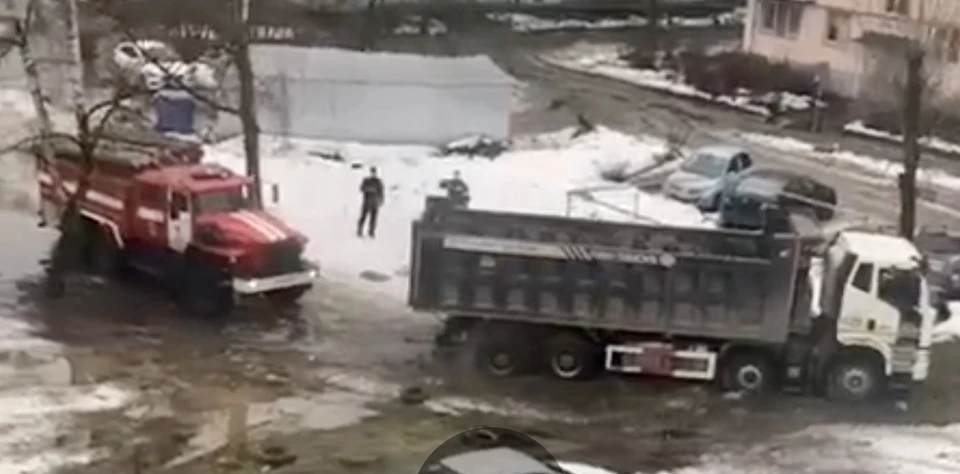 Машина МЧС пыталась тросом выдернуть грузовик из ямы. Фото: VK/ “Подслушано у водителей.Тверь»