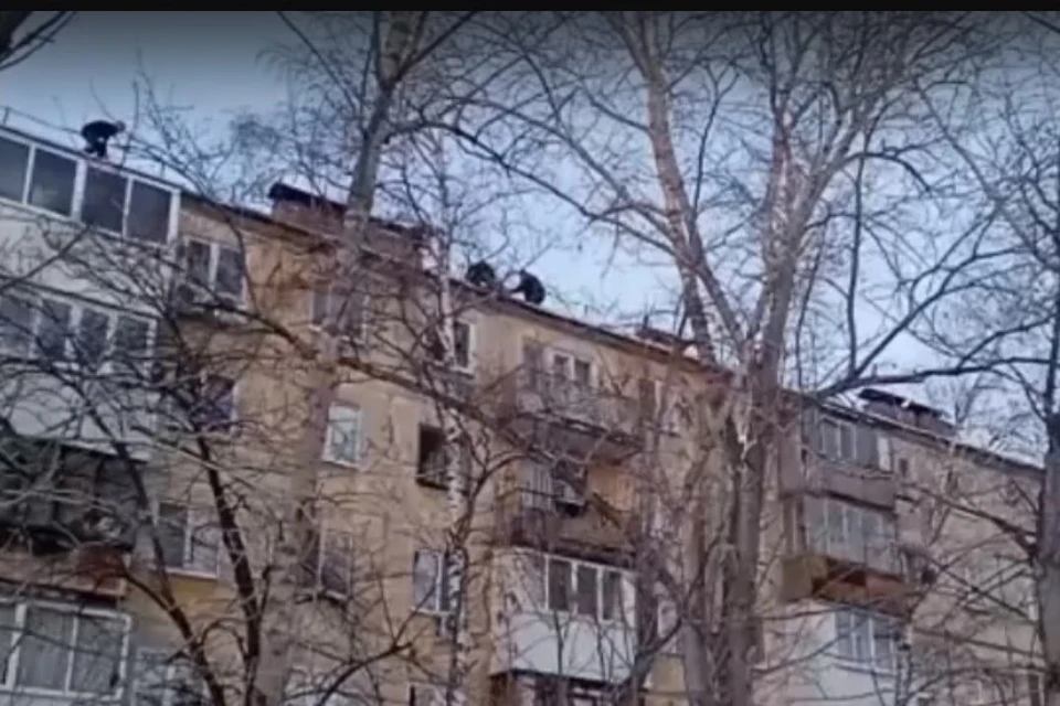 На крыше многоэтажки разыгрался настоящий боевик. Фото: скрин видео