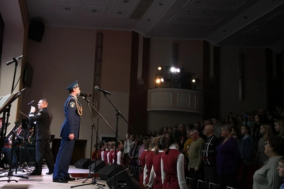 «День Победы» луганчане слушали стоя и со слезами на глазах. Фото: Луганская филармония
