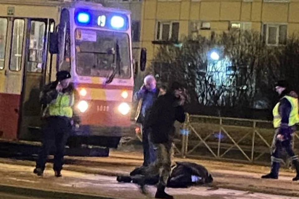 Трамвай раздавил голову мужчине на севере Петербурга