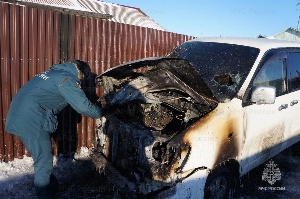 У мужчины на Колыме сгорел автомобиль после прогрева