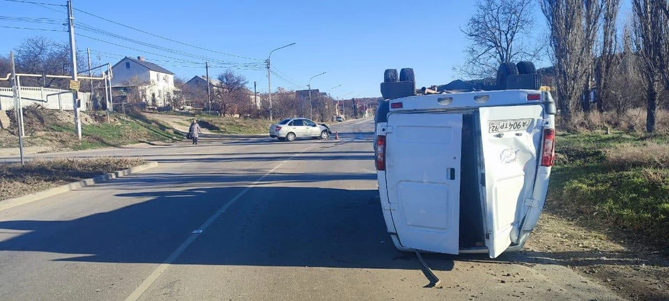 В результате аварии пострадал 62-летний водитель фургона. Фото: пресс-служба полиции Севастополя
