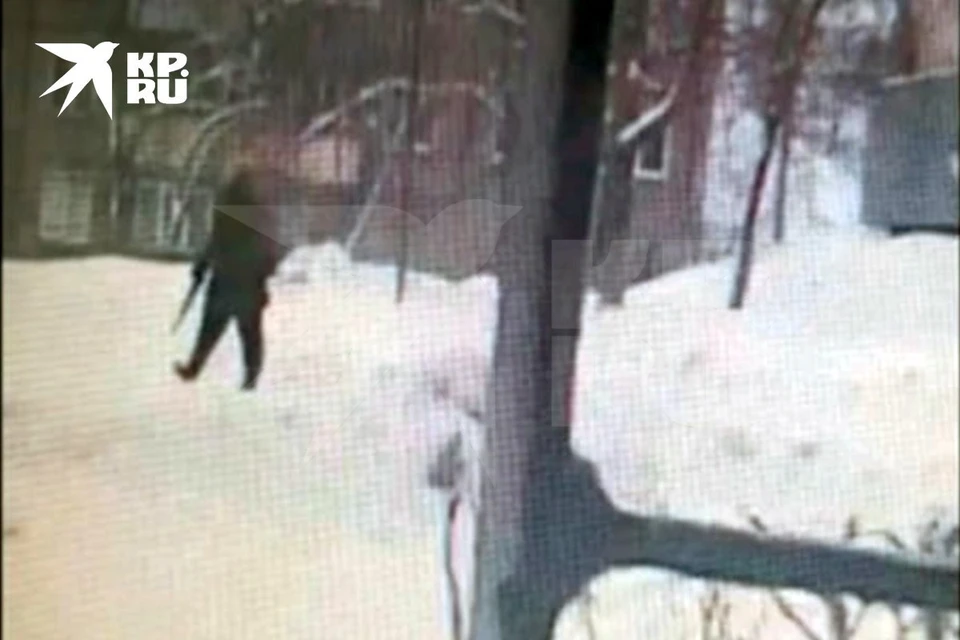 В Железногорске возле школы заметили мужчину с ружьем