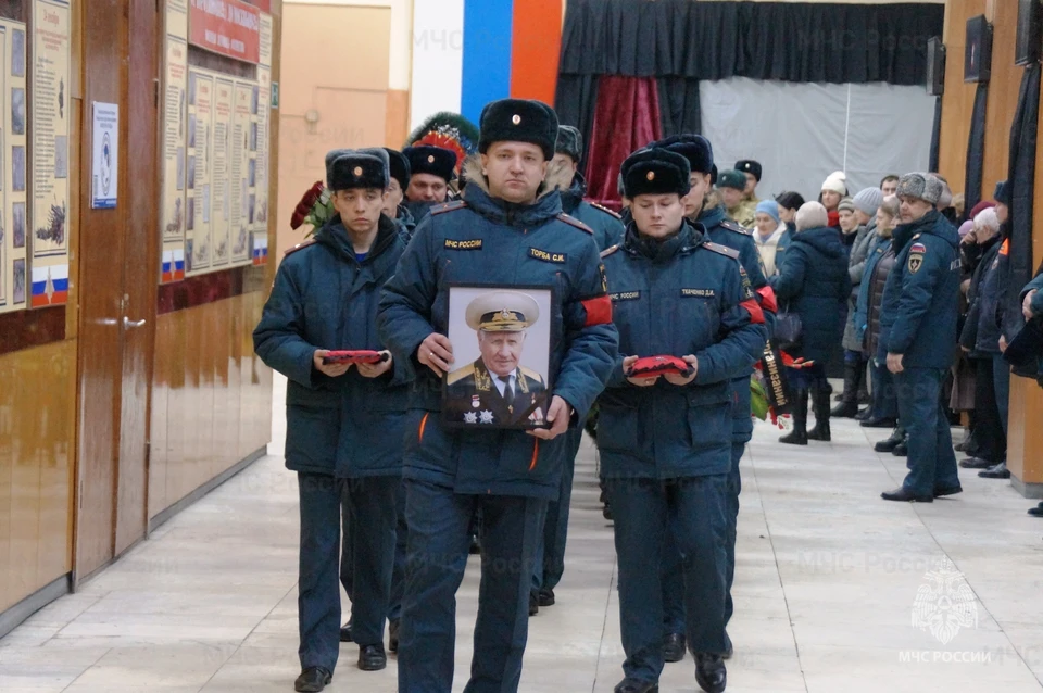 Проводить Николая Солдатова в последний путь пришли сотрудники МЧС, ветераны, родные и близкие
