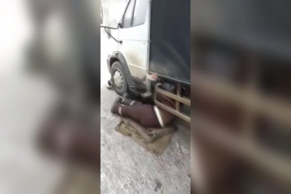 Водитель пытался сам чинить машину во время жуткого холода.