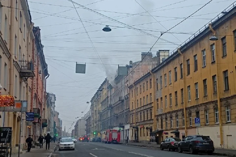 На Боровой улице горит дом. Фото: читатели "КП-Петербург".