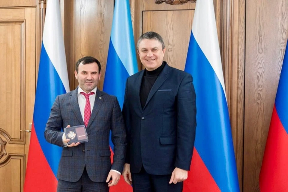 Глава ЛНР Леонид Пасечник наградил представителя республики Дагестан в Хабаровском крае