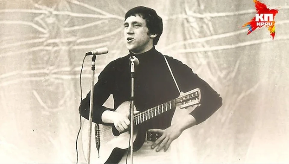 Владимир Высоцкий во время выступления в Зеленом театре Кишинева в 1972 году (Фото - из архива Александра Вискалова).