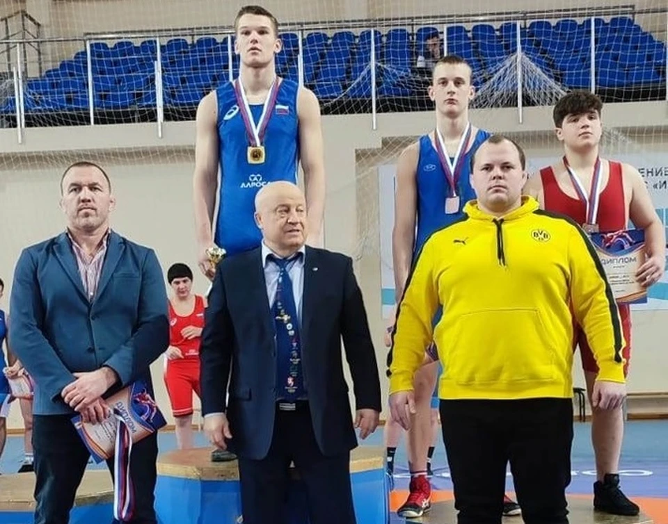 Егор Путилин (крайний справа). Фото из телеграм-канала Спорт48.