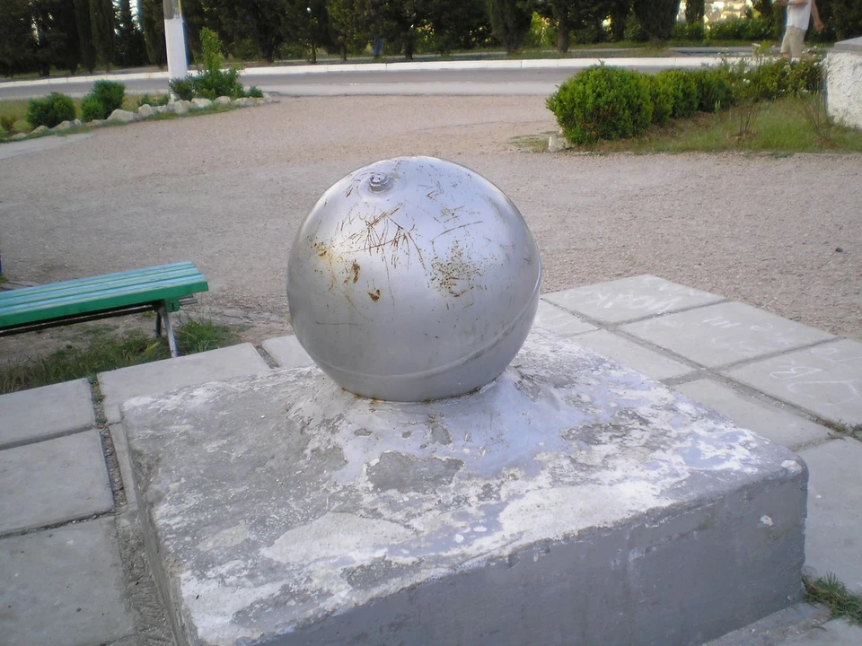 Памятник «Шара» находится в студгородке СевГУ рядом с общежитием №4. Фото: br.pinterest.com