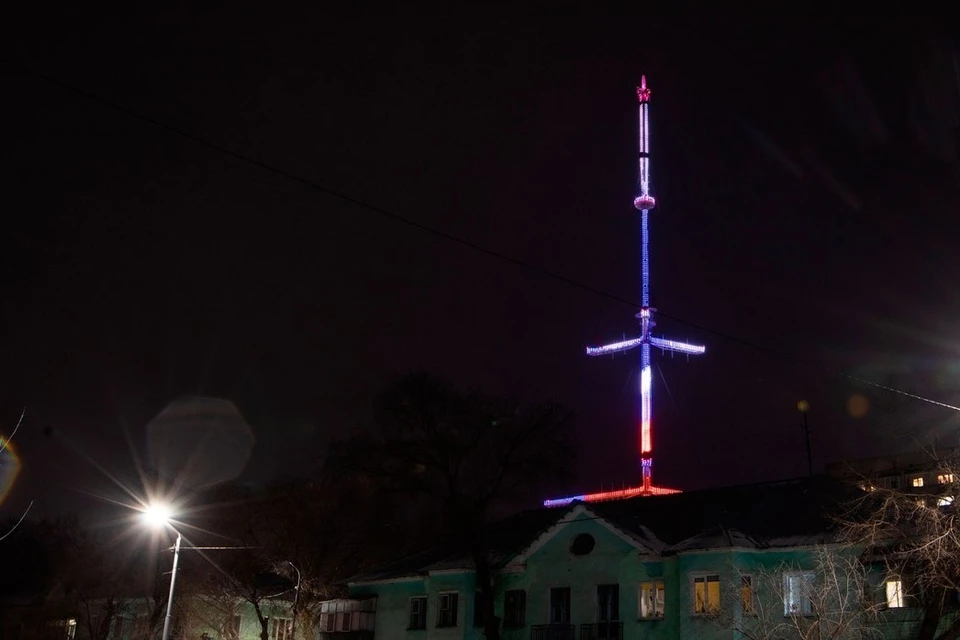 9 тысяч светильников, 6 мощных прожекторов и 25-метровый экран превратили телемачту Оренбурга в самый высокий арт-объект региона.