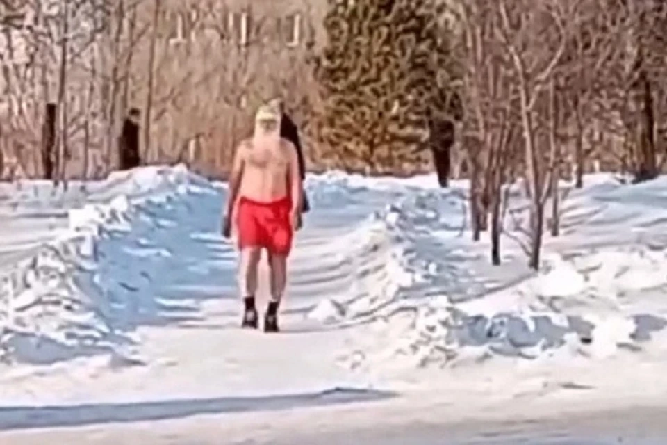 Гуляющий в сильный мороз раздетый мужчина попал на видео в Хабаровске Фото: телеграм-канал «Хабарейро»