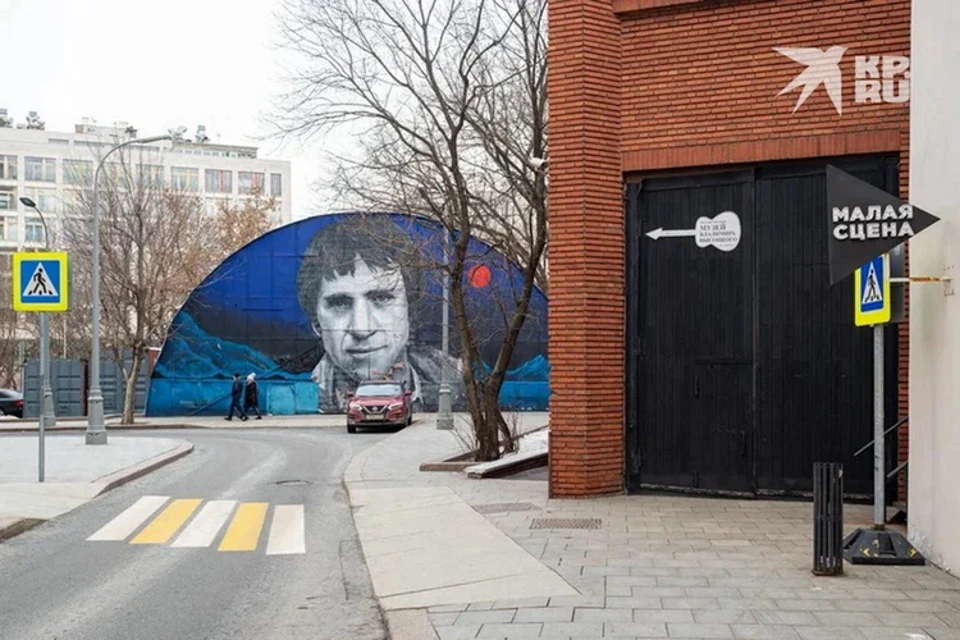 Владимир Высоцкий работал в театре Пушкина, в «Современнике» и в Театре на Таганке
