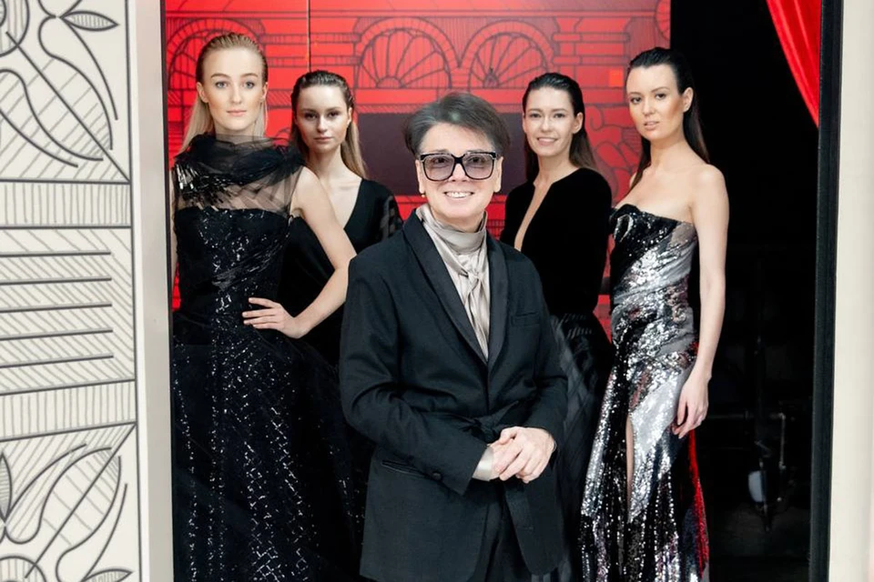 Валентин Юдашкин и его модный дом шьют красивую одежду, которую теперь представляют на показах в Москве.