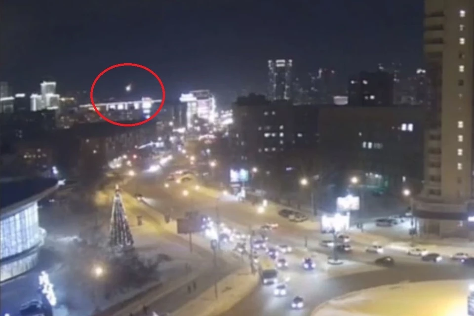 Новосибирцы заметили в небе неопознанный летающий объект. Фото: Кадр из видео\"Электронный город"