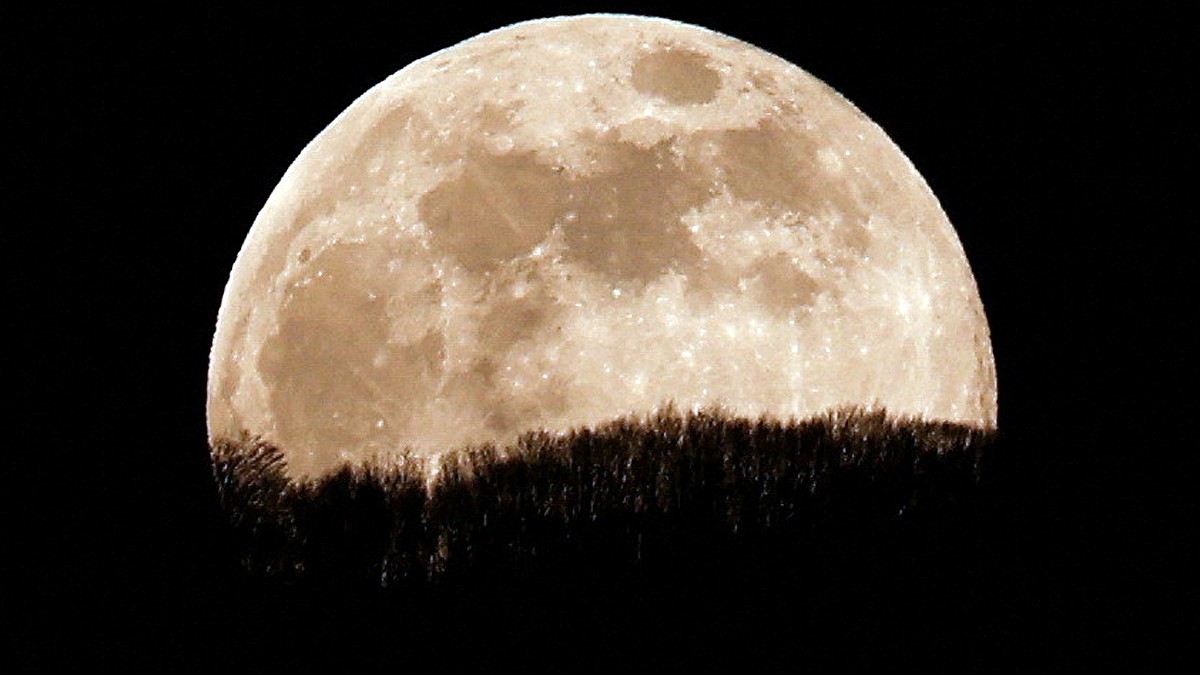 Какое животное облетело луну. Фото Луны. Луна близко. Луна сегодня красивая правда. После полуночи полная Луна.