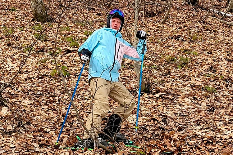 «В лыжах без снега»: Алексей Щербаков поразил своим талантом кататься по листьям
