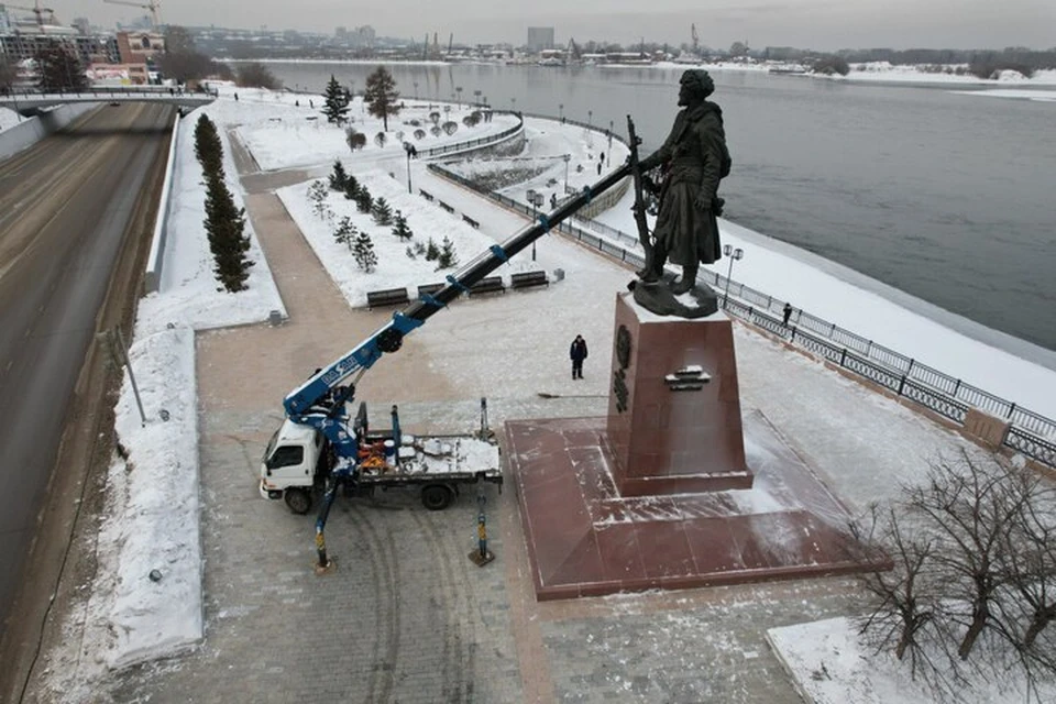 На набережных и в парках Иркутска расчищают памятники от снега