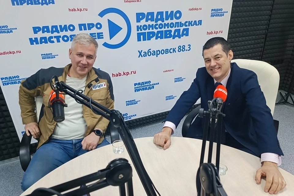 Заместитель министра экономического развития Хабаровского края Дмитрий Пугачев и старший руководитель проекта Федерального центра компетенций в сфере производительности труда Борис Посадский