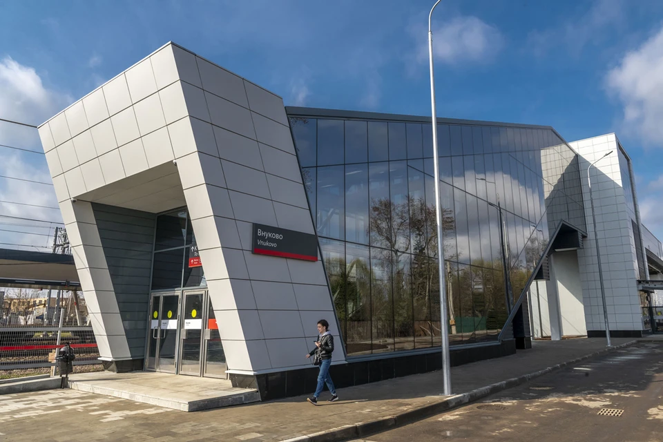 У станции МЦД-4 «Внуково» на западе Москвы благоустройство выполнено на ...