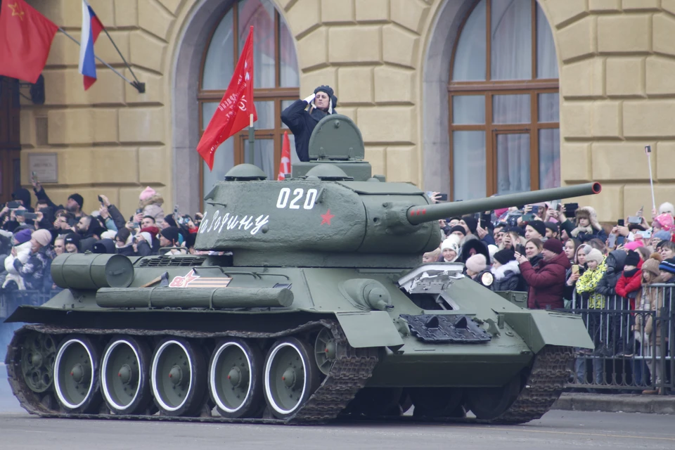 Легендарный танк Т-34 на параде в Волгограде-Сталинграде