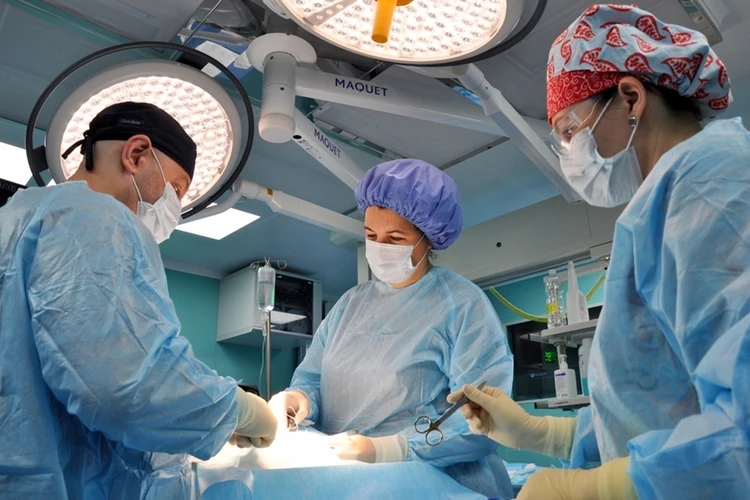 Ростовские врачи удалили пациентке опухоль размером с кисть