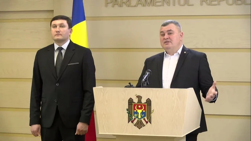 Депутаты Парламента от ПСРМ Григоре Новак и Владимир Односталко провели брифинг.